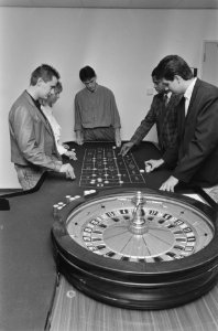 Opdracht De Gelderlander , opleiding croupiers bij Casino Amsterdam, Bestanddeelnr 934-0664