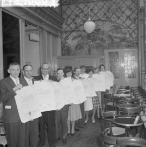 Opdracht Dagblad Oost Brabant . Jubilarissen bji tricota van Rooy Amsterdam, Bestanddeelnr 912-3080