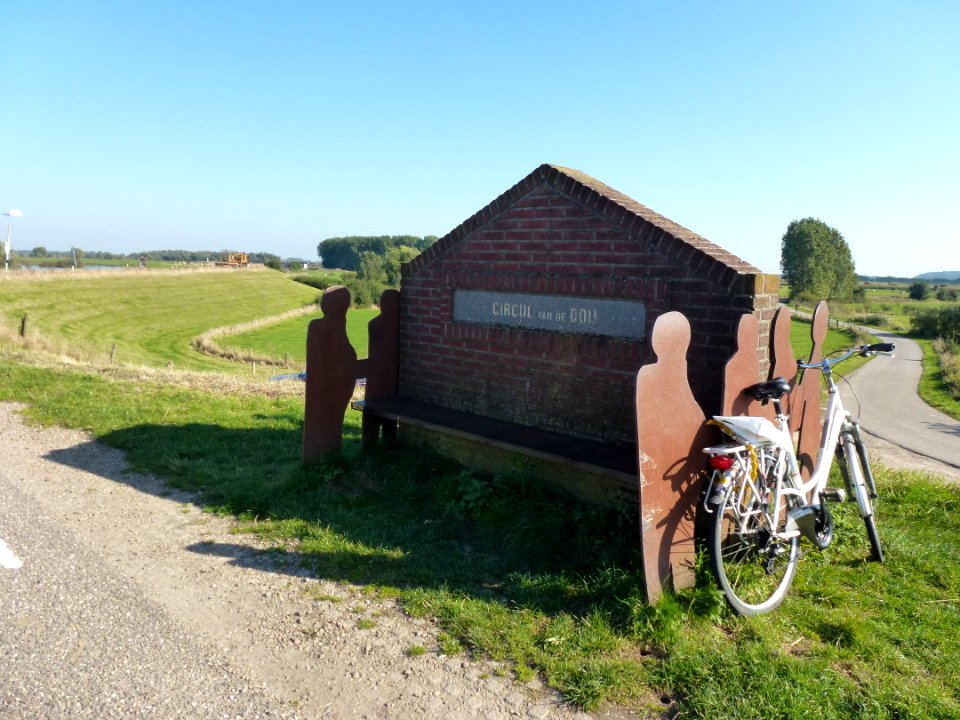 Ooijpolder nabij Nijmegen Monument dijkmagazijn Circul van de Ooij (recto)