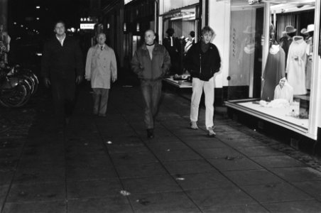 Opdracht De Gelderlander Max Wijnschik de burgerwacht op straat in Amsterdam, Bestanddeelnr 933-1402