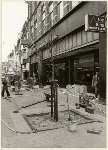 Oostzijde van de Barteljorisstraat tijdens de aanleg van een voetgangersdomein. NL-HlmNHA 54003803