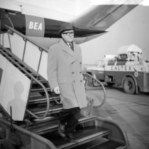 Opdracht E Alderse Baes , aankomst van de heer Mac Shaver op Schiphol, Bestanddeelnr 915-9379