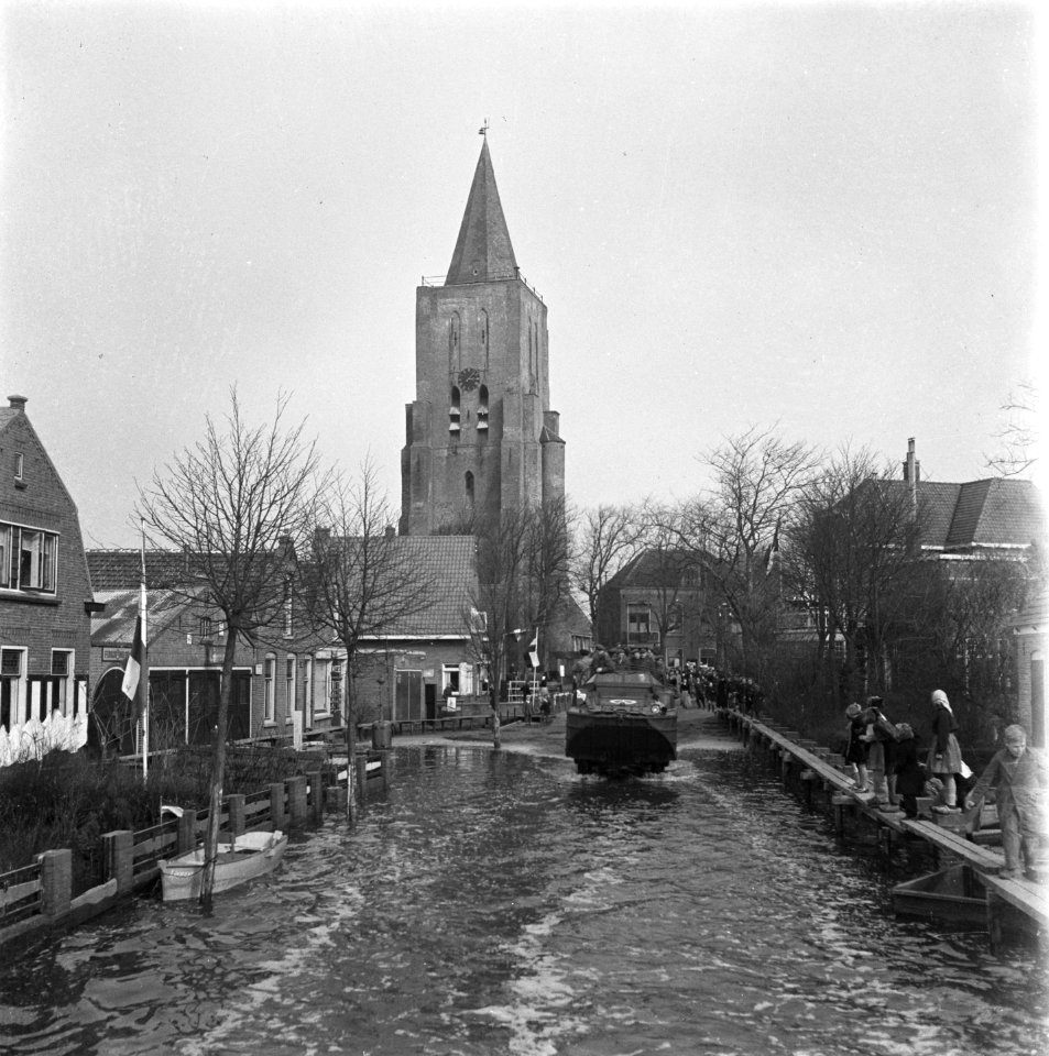 Oostkapelle. DUKW met koningin Wilhelmina rijdt door een overstroomde straat. In, Bestanddeelnr 900-4071