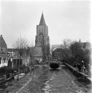 Oostkapelle. DUKW met koningin Wilhelmina rijdt door een overstroomde straat. In, Bestanddeelnr 900-4071