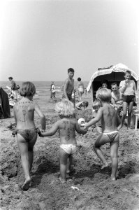 Oosterse mode op Zandvoort Dames Pot met koters, Bestanddeelnr 912-7921