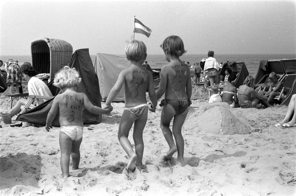 Oosterse mode op Zandvoort Kinderen met namen op de rug, Bestanddeelnr 912-7926