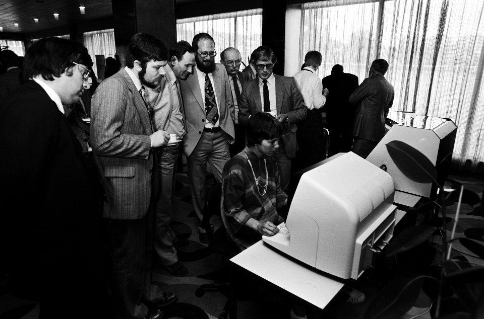 Opdracht Data Doorn , congres tekstverwerkende apparatuur in Okura Hotel, Bestanddeelnr 930-8484