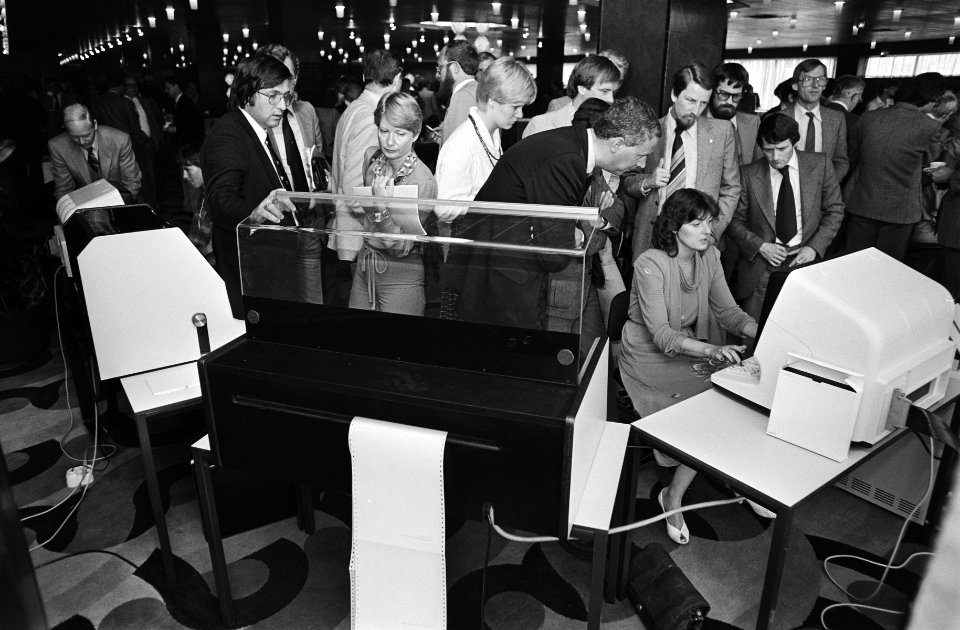 Opdracht Data Doorn , congres tekstverwerkende apparatuur in Okura Hotel, Bestanddeelnr 930-8486
