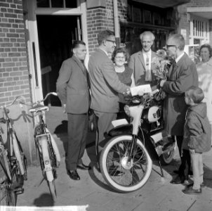 Opdracht D. F. van de Weide , Heemstedestraat 64 uitreiking prijs, Bestanddeelnr 916-9589