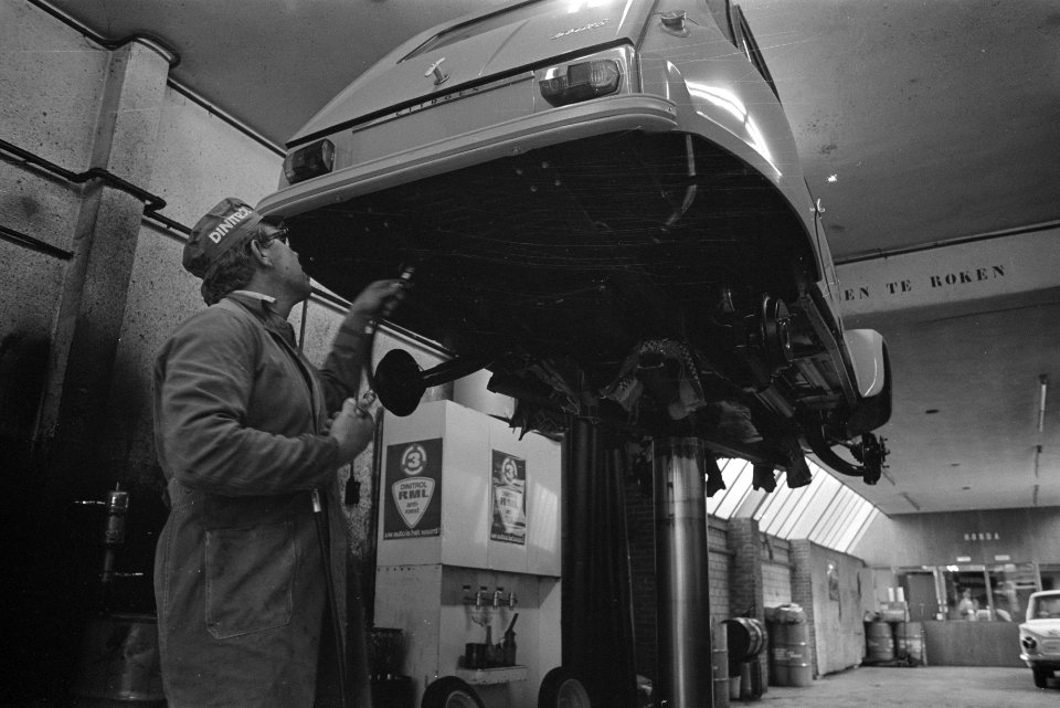 Opdracht Bureau van Rijswijk, Dimitrolbehandeling in garage VAV, Amsterdam, Bestanddeelnr 924-8750