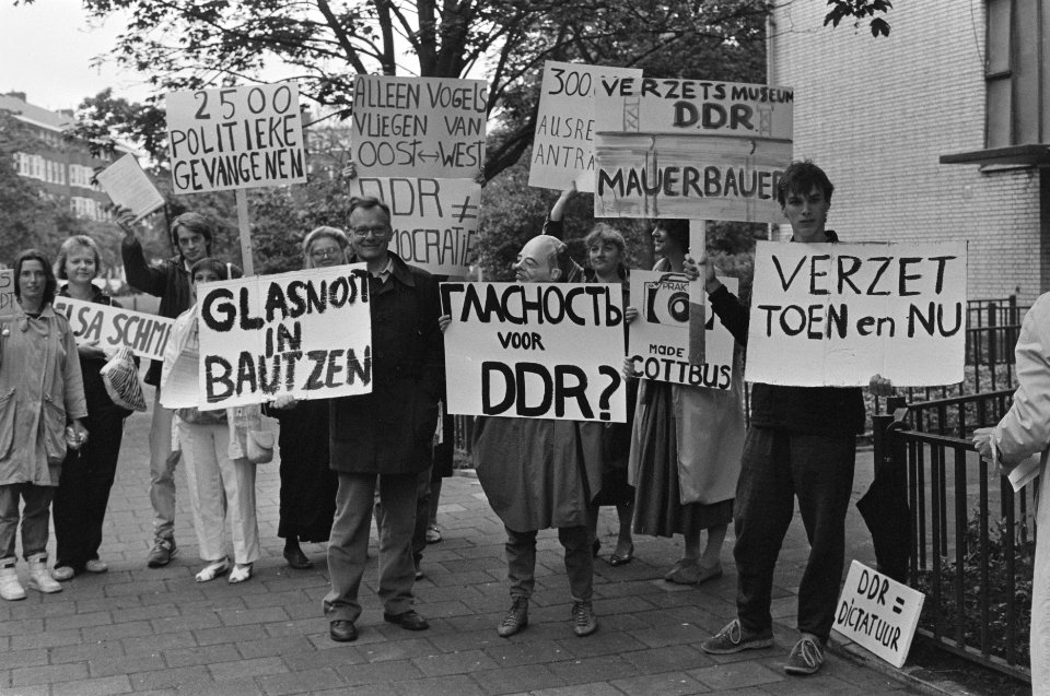 Oostduitse premier Honecker brengt bezoek aan Verzetsmuseum in Amsterdam demons, Bestanddeelnr 934-0041