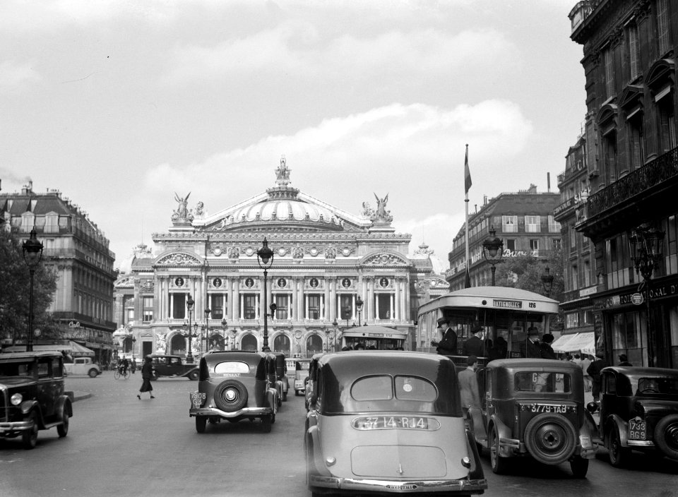 Opéra Garnier, het operagebouw van Parijs, gezien vanuit de Avenue de l' Opéra, Bestanddeelnr 191-0384