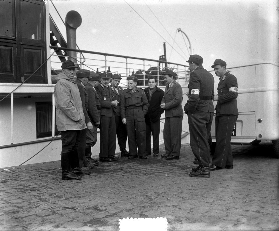 Oostenrijkse Rode Kruis Kalonex Dordrecht bij evacuatie van Zierikzee, Bestanddeelnr 905-5503