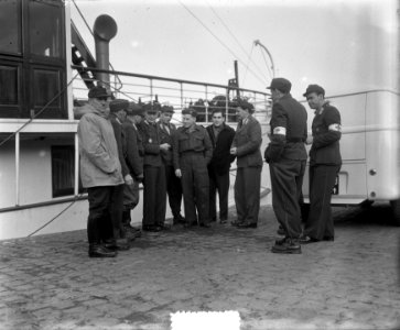 Oostenrijkse Rode Kruis Kalonex Dordrecht bij evacuatie van Zierikzee, Bestanddeelnr 905-5503