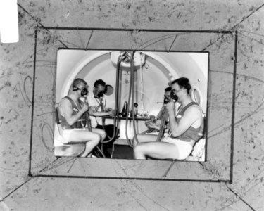 Oostenrijkse deelnemers Olympische Spelen 1968 tijdens proeven in hogedrukkamer, Bestanddeelnr 919-2070