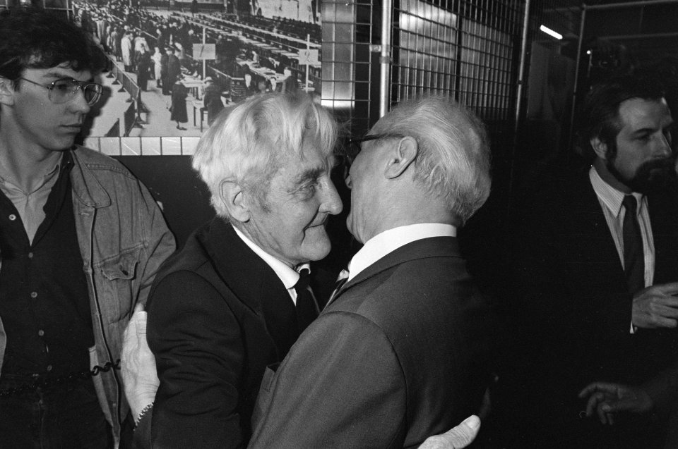 Oostduitse premier Honecker brengt bezoek aan Verzetsmuseum in Amsterdam Honeck, Bestanddeelnr 934-0038