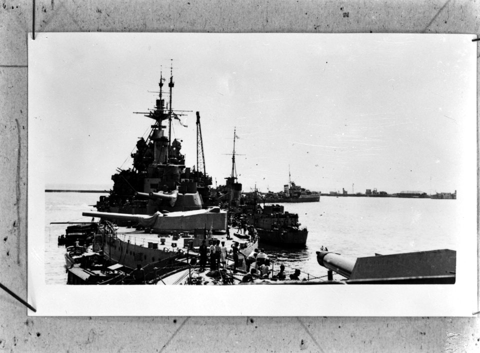 Oorlogsschepen in Sumatra. Op de voorgrond HMS Warspite. Op de achtergrond Hr., Bestanddeelnr 934-9818