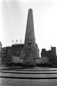 Oorlogsgravenstichting plaatst een krans bij het Nationaal Monument in Amsterdam, Bestanddeelnr 924-9238