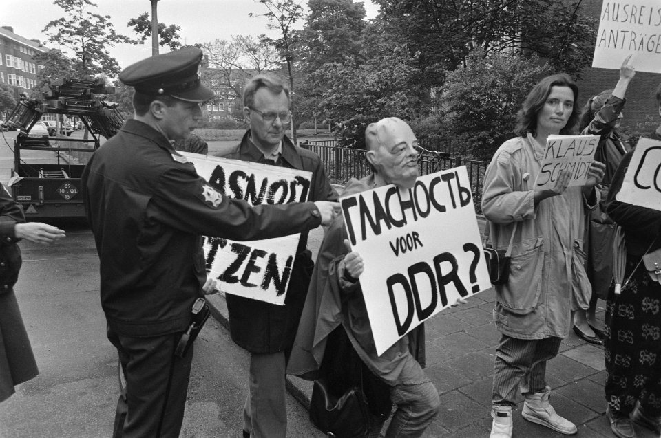 Oostduitse premier Honecker brengt bezoek aan Verzetsmuseum in Amsterdam demons, Bestanddeelnr 934-0039