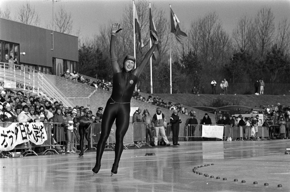 Oost-Duitse Karin Kania gaat juichend over de finish na de 3000 meter, links ach, Bestanddeelnr 933-5628
