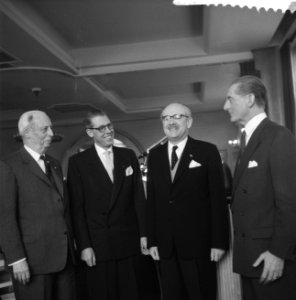 Oostenrijkse minister van Heind en Wederopbouw van Oostenrijk, dr F Bock houdt, Bestanddeelnr 912-0075