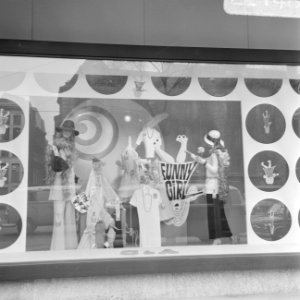 Opdracht Columbia International Film etalages C&A, Amsterdam, (bord), Funny Girl, Bestanddeelnr 922-1469