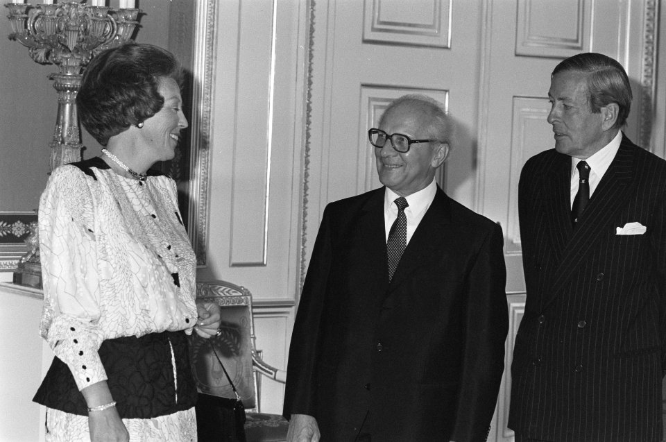 Oostduitse president Erich Honecker op Paleis Noordeinde door Koningin Beatrix o, Bestanddeelnr 934-0024