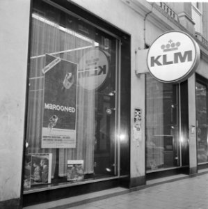 Opdracht Columbia Film . Etalage KLM met affiche van film Marooned, Amsterdam, Bestanddeelnr 923-2978