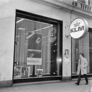 Opdracht Columbia Film . Etalage KLM met affiche van film Marooned, Amsterdam, Bestanddeelnr 923-2977