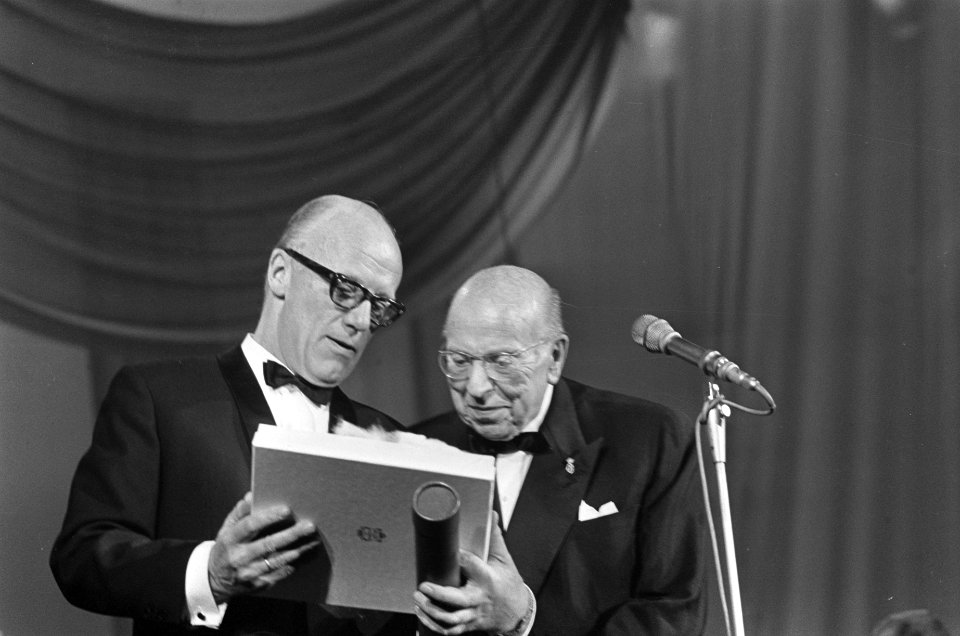 Oostenrijk's componist en dirigent Robert Stolz (rechts) met de organisator van , Bestanddeelnr 919-6270