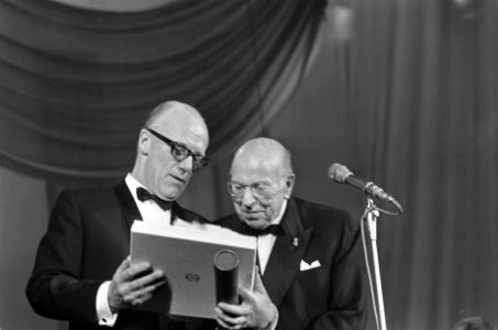 Oostenrijk's componist en dirigent Robert Stolz (rechts) met de organisator van , Bestanddeelnr 919-6270
