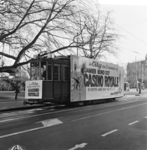Opdracht Columbia, tram met reclame voor Casino Royale, Bestanddeelnr 920-9384