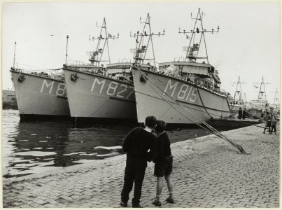 Oorlogsschepen afgemeerd in het Spaarne nabij de Paul Krugerkade. NL-HlmNHA 54004440