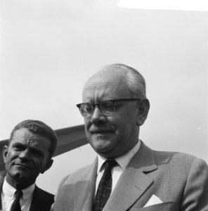 Oostenrijkse Minister van Handel dr Fritz Bock op Schiphol, afgehaald door Oost, Bestanddeelnr 916-5503