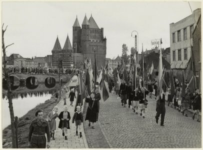 Oostvest, ziende naar het zuiden, met de noordzijde van de Amsterdamse Poort, en passerende optocht