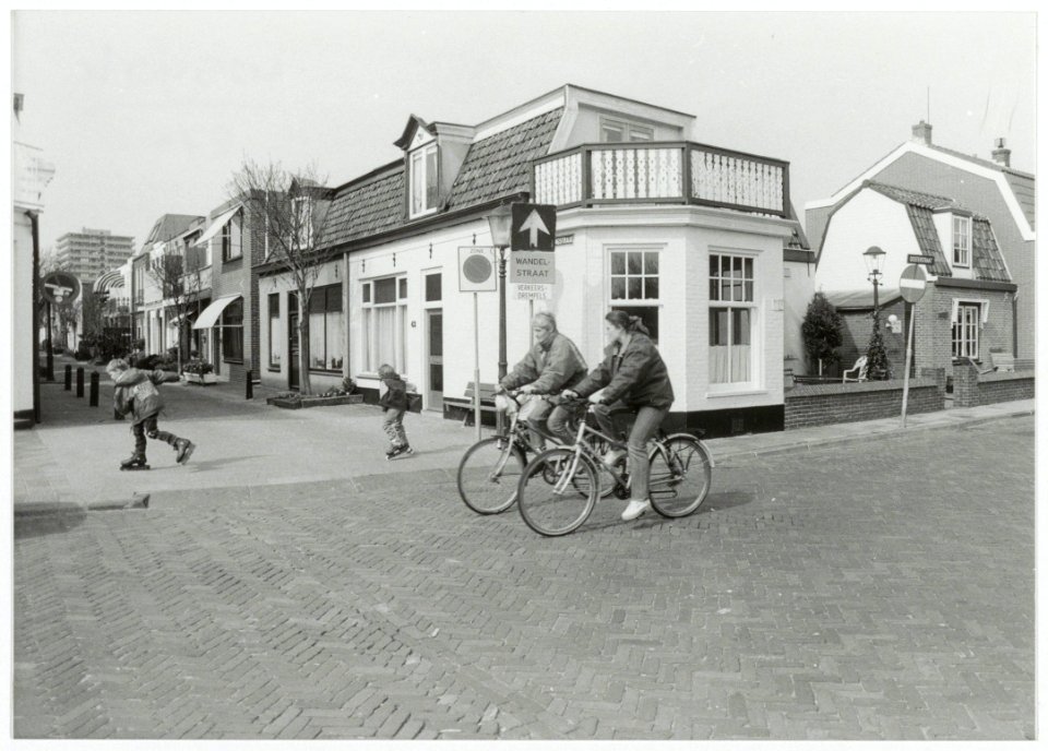 Oosterstraat hoek Koningsstraat in de buurt die autoluw wordt gemaakt. NL-HlmNHA 54036503