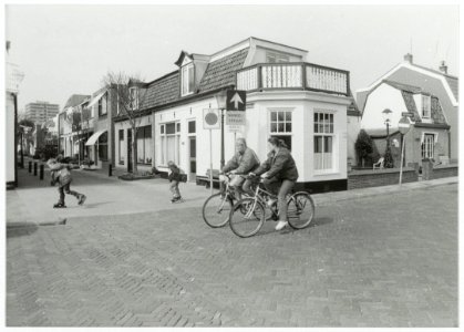 Oosterstraat hoek Koningsstraat in de buurt die autoluw wordt gemaakt. NL-HlmNHA 54036503