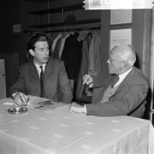 Opdracht De SPAR , heer Notebaert , in gesprek met prof. Bouwman (rechts), Bestanddeelnr 918-1248