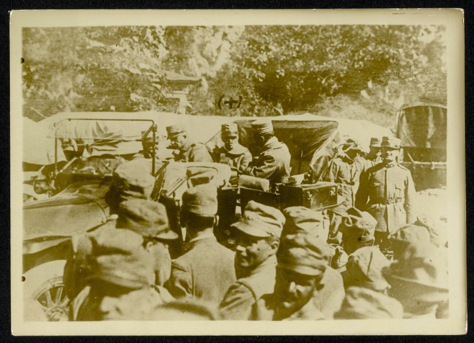 Oostenrijks-Hongaarse officieren in een open auto en soldaten in een bergachtig , Bestanddeelnr 158-0658