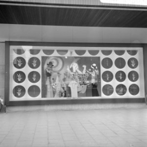 Opdracht Columbia International Film etalages C&A, Amsterdam, (bord), Funny Girl, Bestanddeelnr 922-1466
