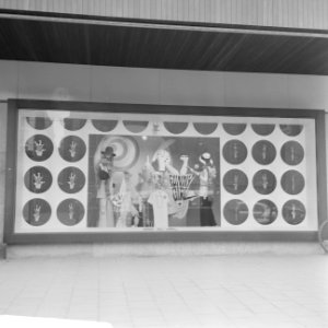 Opdracht Columbia International Film etalages C&A, Amsterdam, (bord), Funny Girl, Bestanddeelnr 922-1467