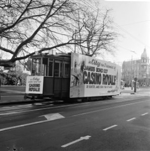 Opdracht Columbia, tram met reclame voor Casino Royale, Bestanddeelnr 920-9381