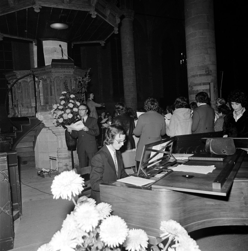Opdracht Continental Public Relations in kerk in Leiden, Bestanddeelnr 927-5312