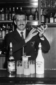 Opdracht Bols de heer Hameijer met cocktail, Bestanddeelnr 933-7162