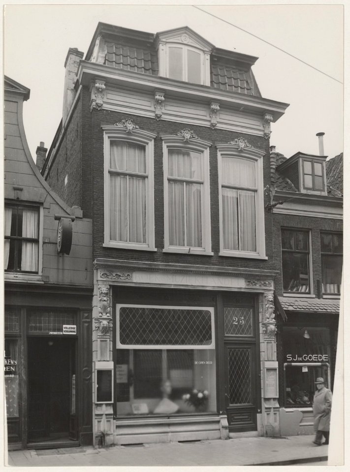 Oostzijde, tussen de Ridderstraat en de Nieuwe Kruisstraat. nr.25, NL-HlmNHA 54011242