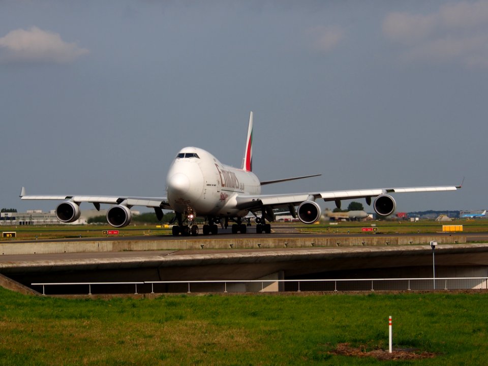 OO-THD Emirates Boeing 747-4HAF(ER) - cn 35236 taxiing 14july2013 pic-002
