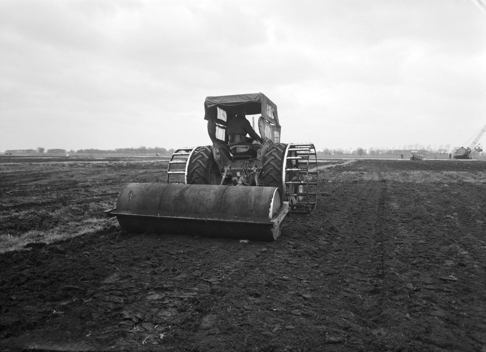 Ontginning, grondbewerking, egaliseren, bezanden, tractoren, rollen, Bestanddeelnr 159-0292