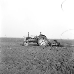 Ontginning, grondbewerking, egaliseren, bezanden, ruilverkavelingen, spitmachine, Bestanddeelnr 159-0691