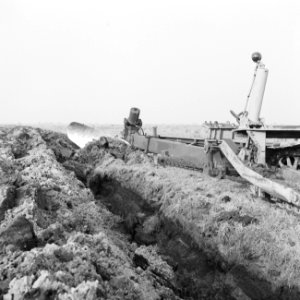 Ontginning, grondbewerking, egaliseren, bezanden, ruilverkavelingen, toolbarploe, Bestanddeelnr 159-0675
