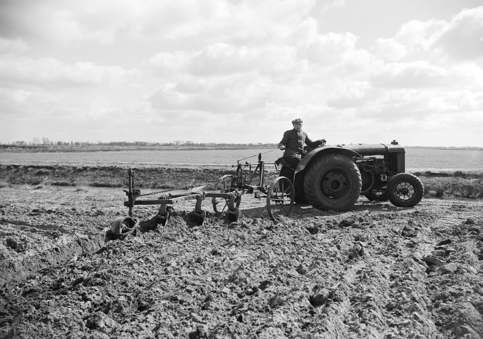 Ontginning, grondbewerking, egaliseren, bezanden, tractoren, scharige ploegen, m, Bestanddeelnr 159-0009